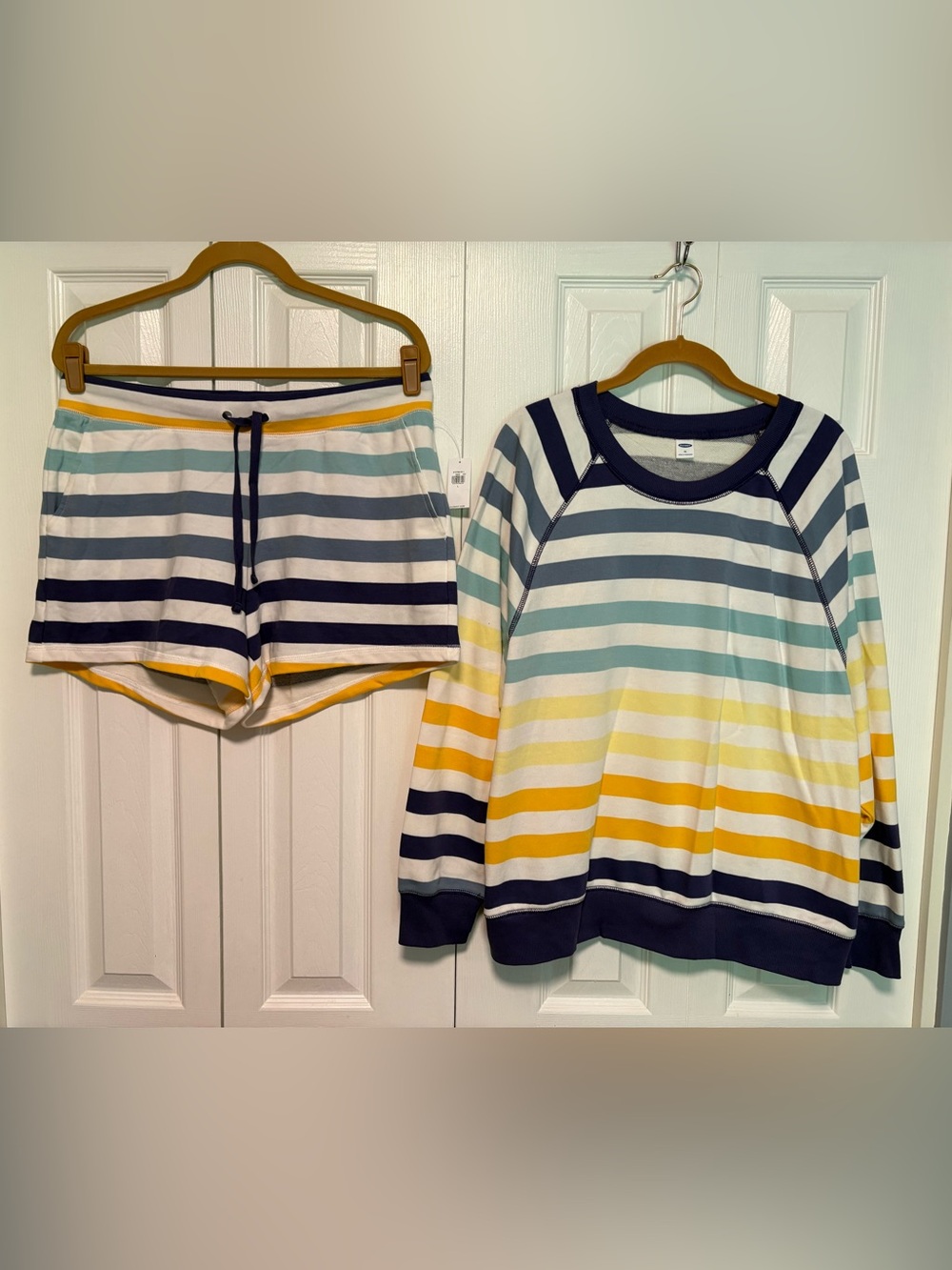 Old Navy Striped Sweatshirt Set in Navy, Yellow, Aqua and White - mixed sizes